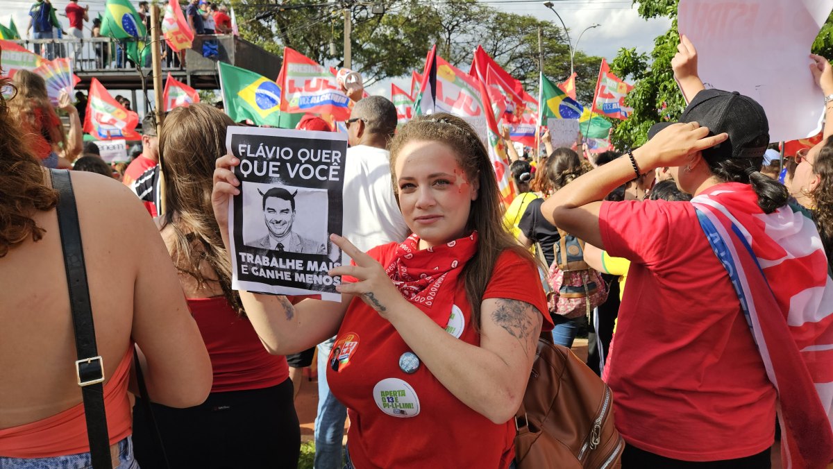 Movimento pró-Lula fecha parte da Avenida Saul Elkind em Londrina