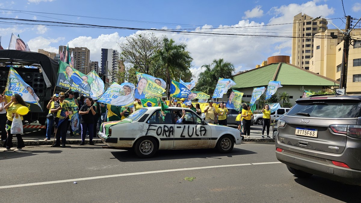 Apoiadores de Flávio Bolsonaro fazem manifestação em Londrina