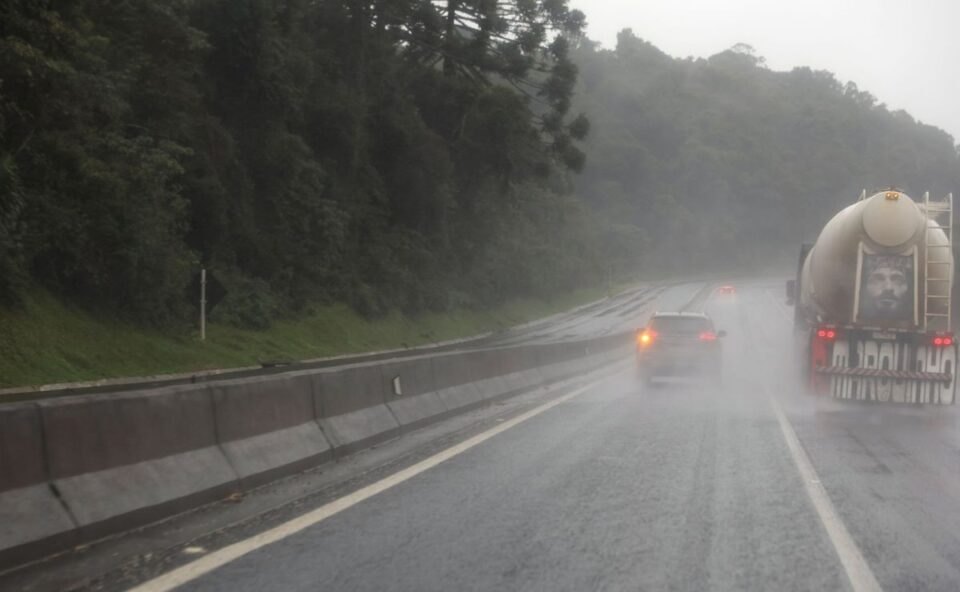 Chuvas provocam deslizamentos e interdições em rodovias do Paraná
