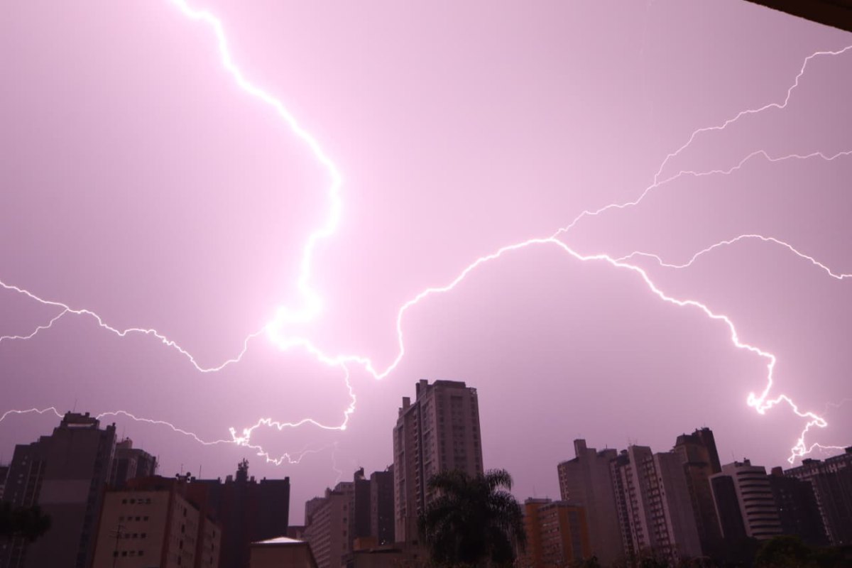 Paraná tem 212 municípios em alerta para temporais até domingo