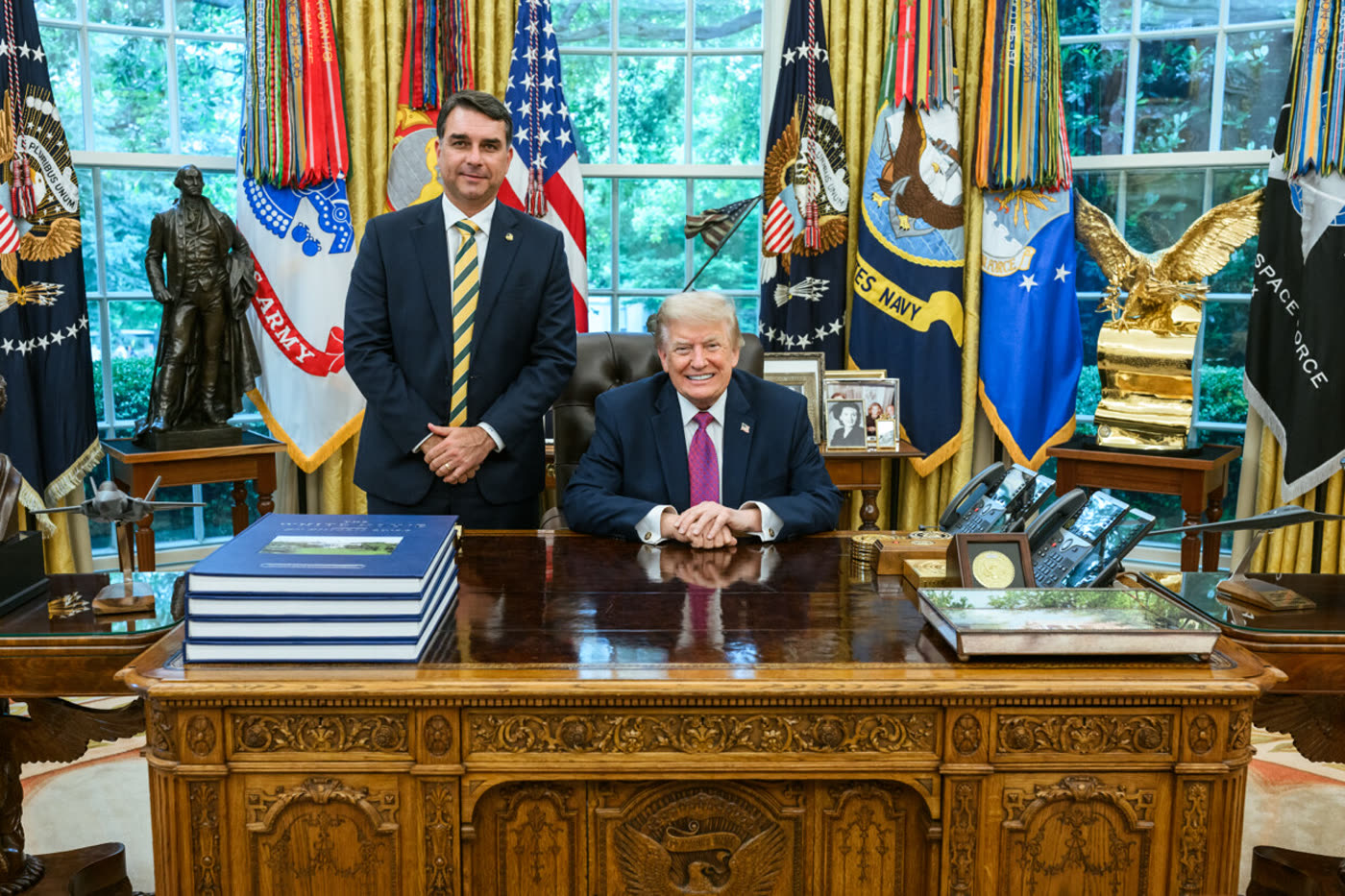 Donald Trump e Flávio Bolsonaro no Salão Oval da Casa Branca, em 26 de maio de 2026