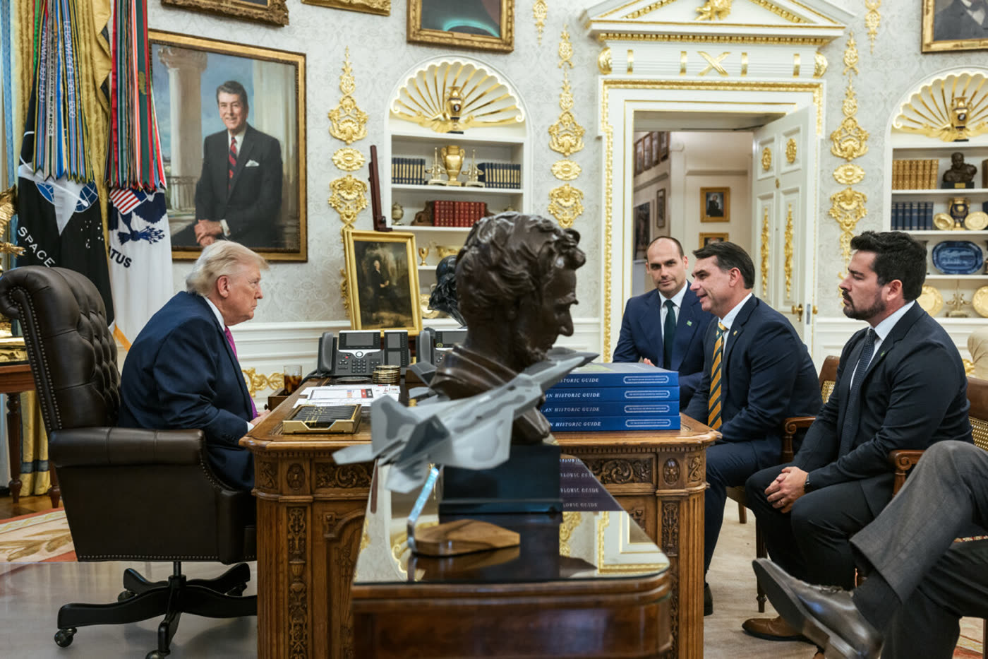 Trump com Eduardo Bolsonaro, Flávio Bolsonaro e Paulo Figueiredo no Salão Oval