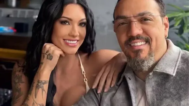 Um microfone em destaque, com luzes ao fundo embaçadas, sugerindo um evento com celebridades.