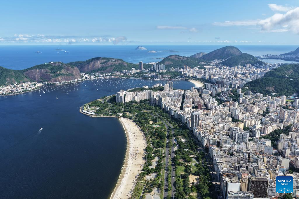 Homem é preso em Copacabana por cobrar mil reais de turista em compra de biquíni e biscoito