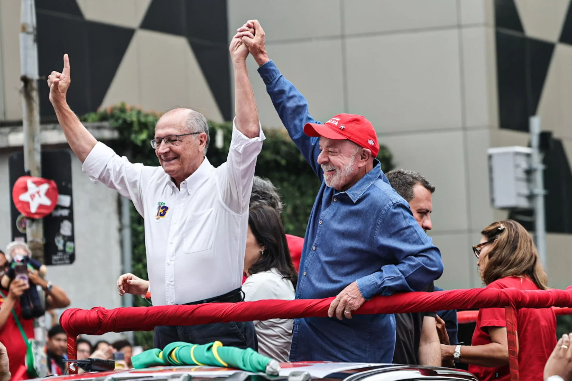 Abstenção cai e Lula amplia vantagem sobre Flávio na Europa