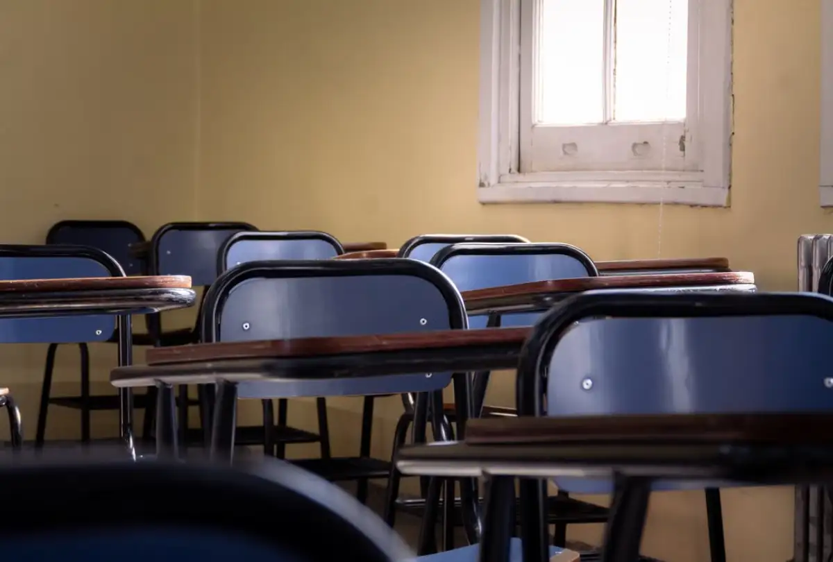Adolescente atira em diretor e professora em escola na França