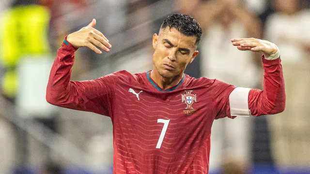 Rio Ferdinand defende Cristiano Ronaldo e acusa Jorge Jesus de quebrar acordo