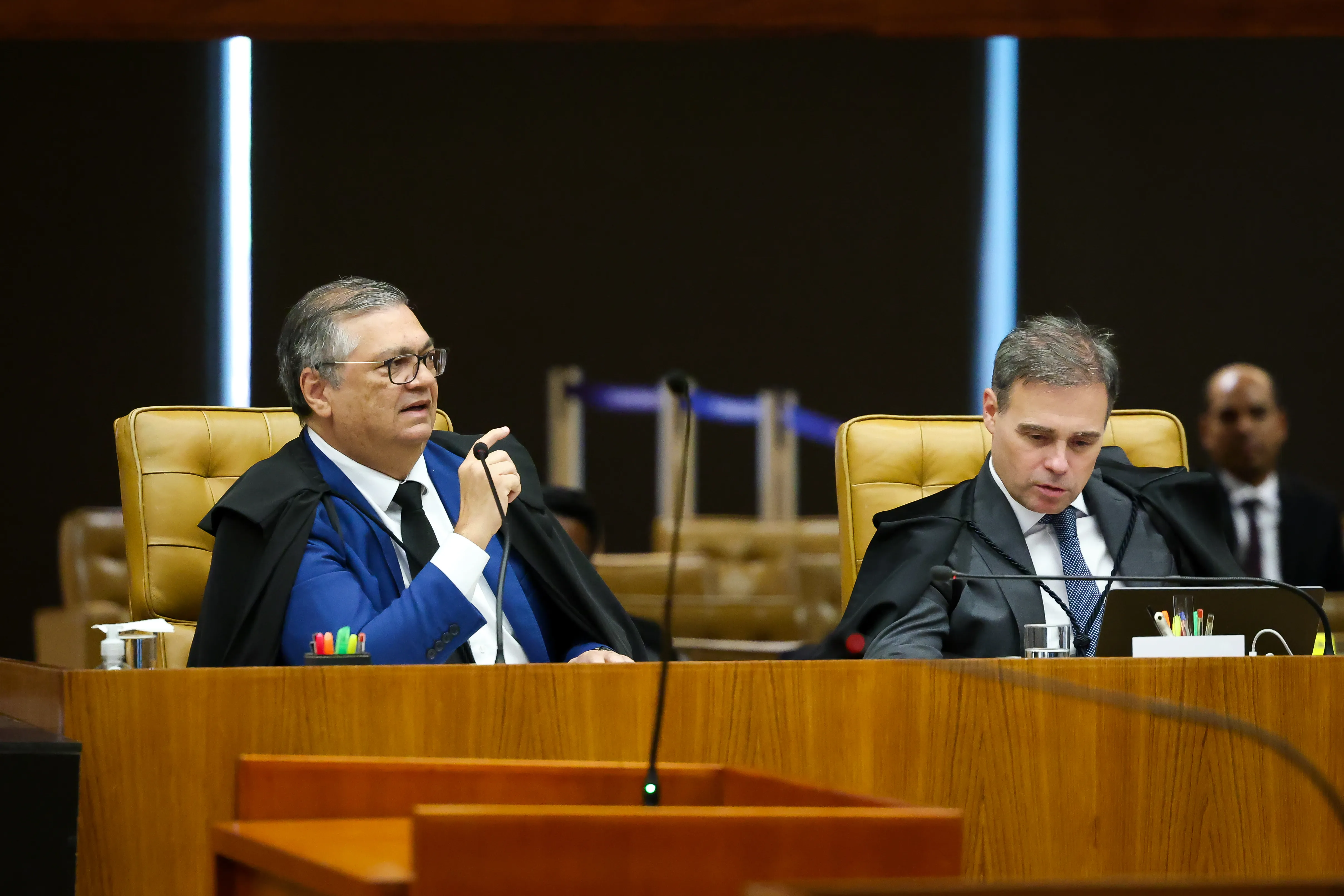Flávio Dino revoga afastamento de diretores da PF determinado por André Mendonça