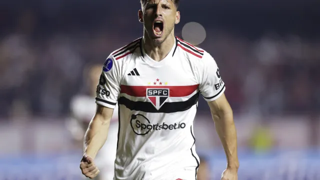 São Paulo vence o Vitória no Morumbis com dois gols de Calleri e retorno de Lucas Moura