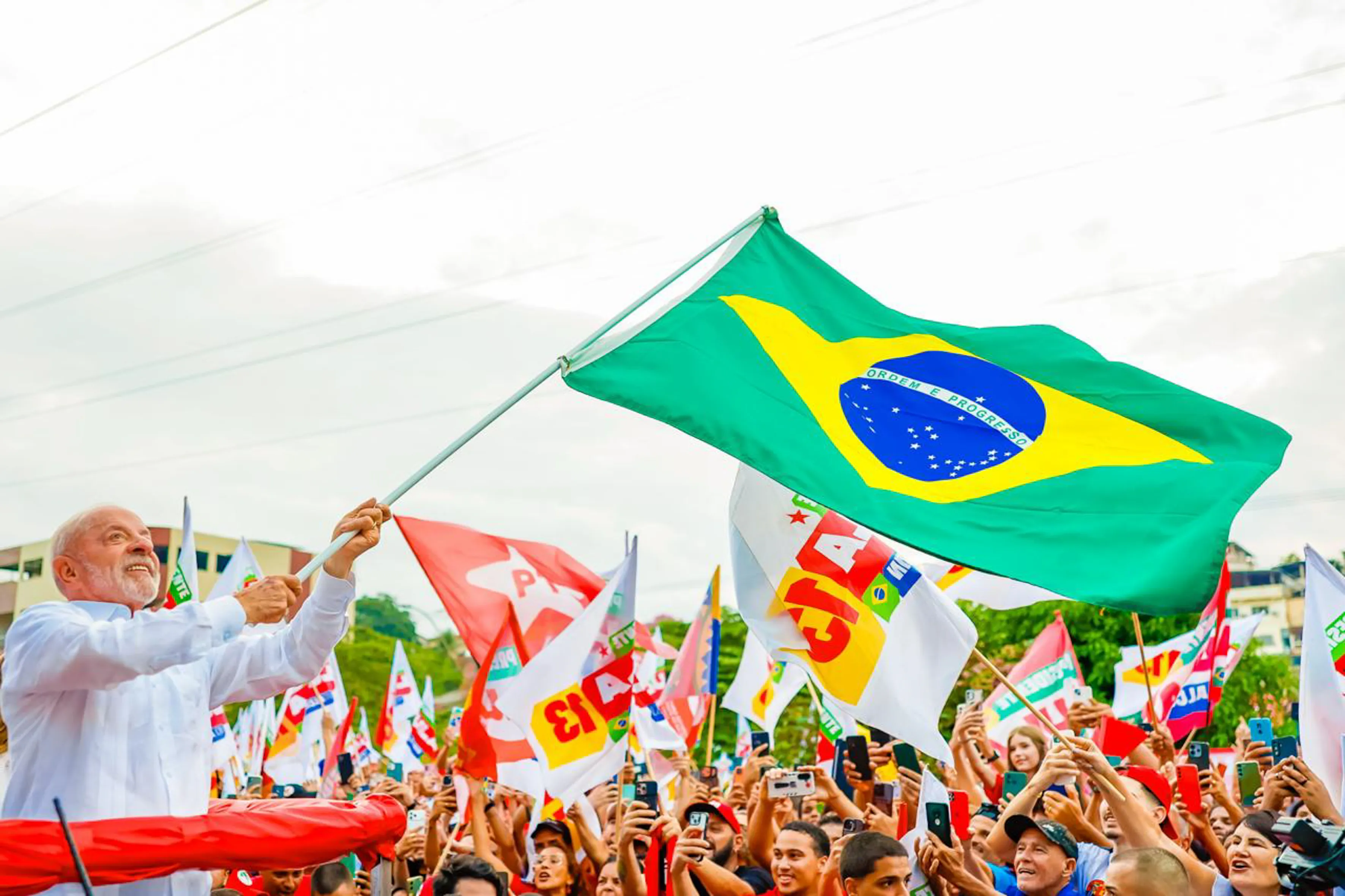 Lula vence reeleição e reverte derrota do primeiro turno contra Flávio Bolsonaro
