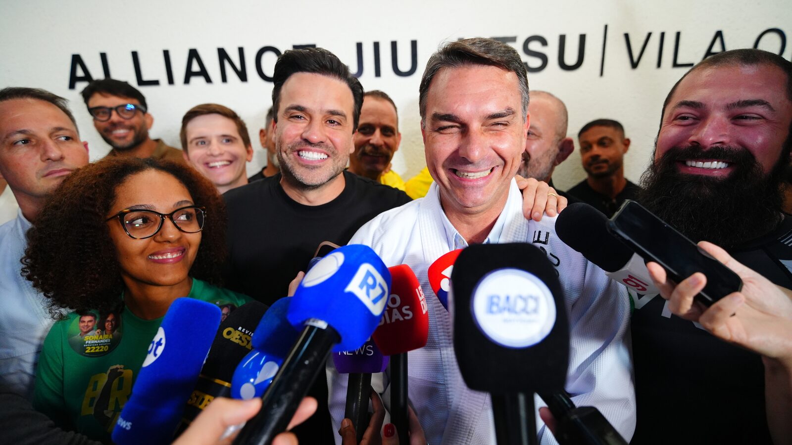 Campanha de Lula pede cassação da chapa de Flávio Bolsonaro ao TSE