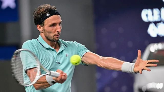 Medvedev é desclassificado em Pequim, e Djokovic avança para a final do ATP 500