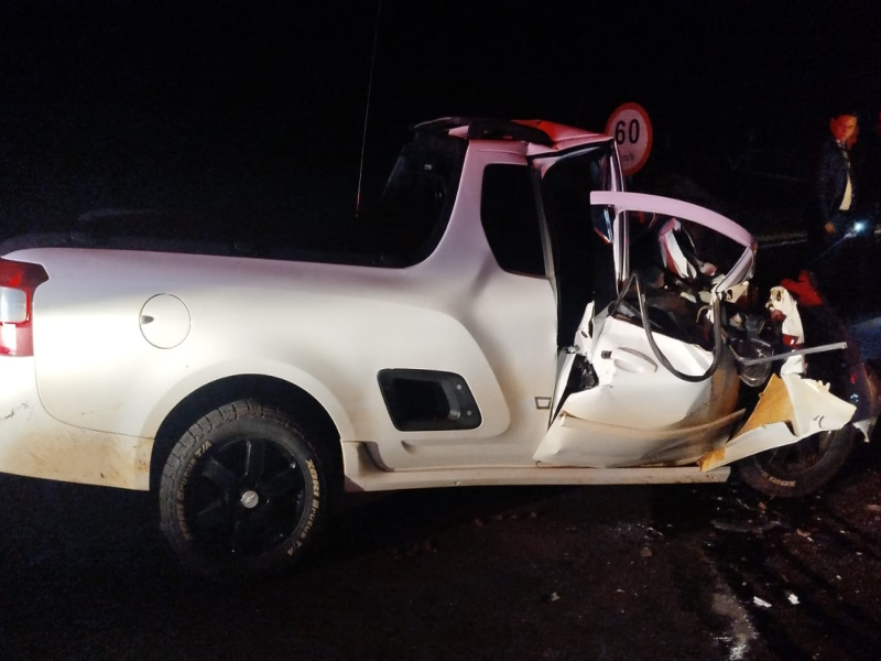 Motorista fica ferido após colisão traseira em caminhão na BR-376