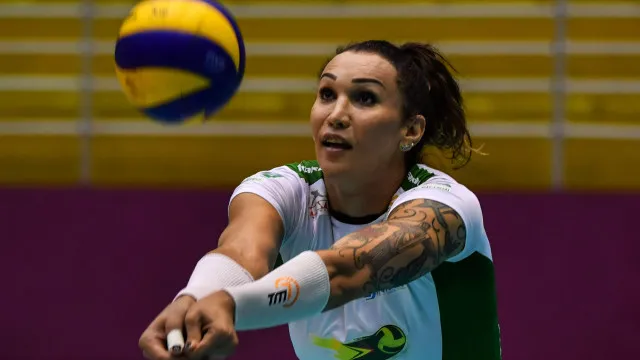Rede de vôlei em uma quadra, com a quadra desfocada ao fundo.