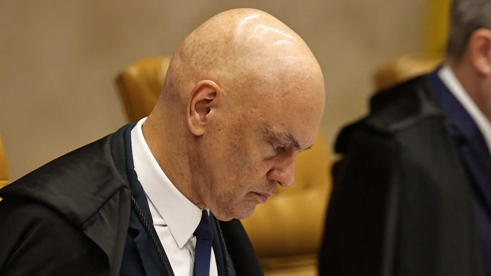 Vídeo mostra Moraes desembarcando de jatinho ligado a Vorcaro no Rio