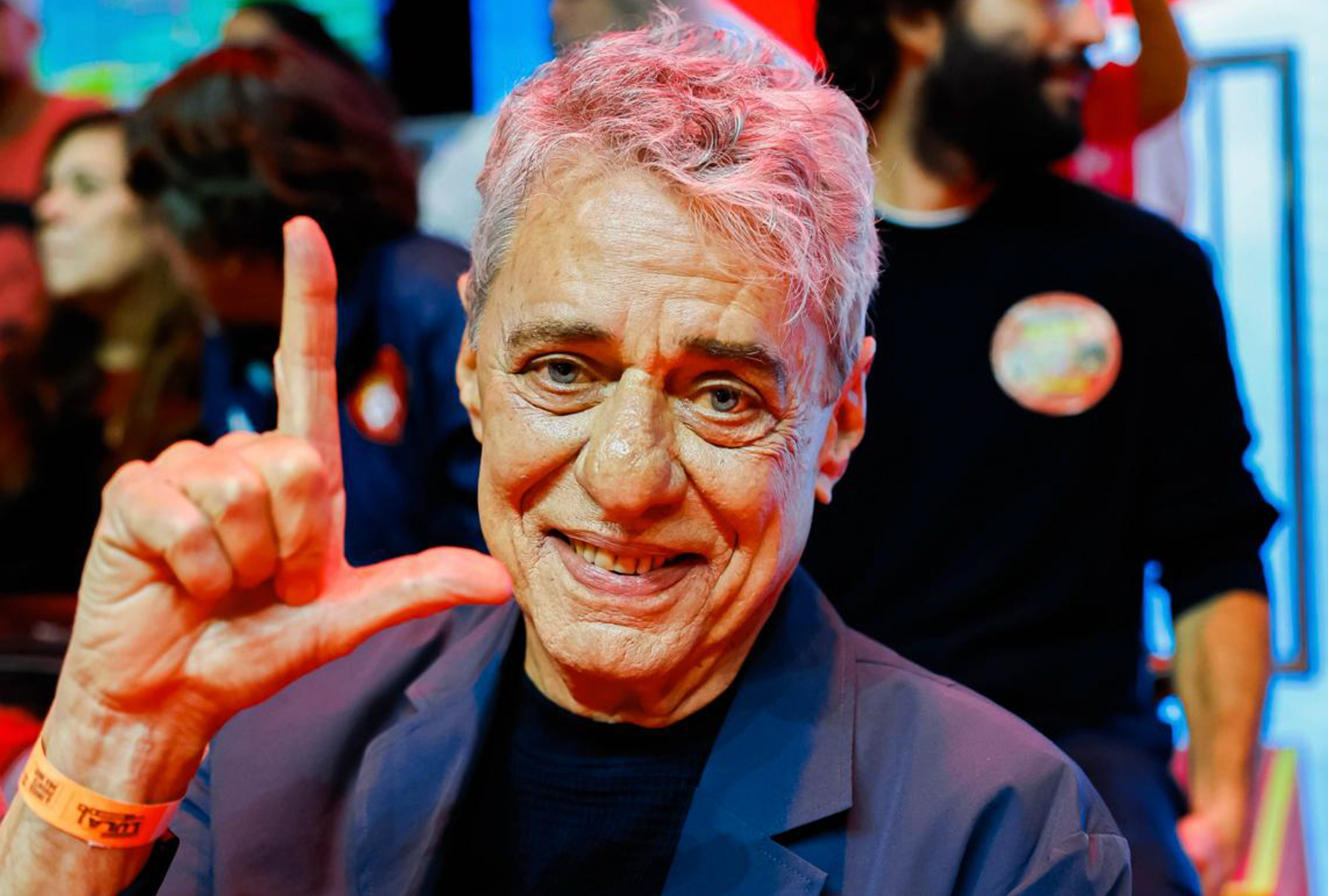Defesa de Chico Buarque estuda acionar CRM após ameaça de morte em rede social