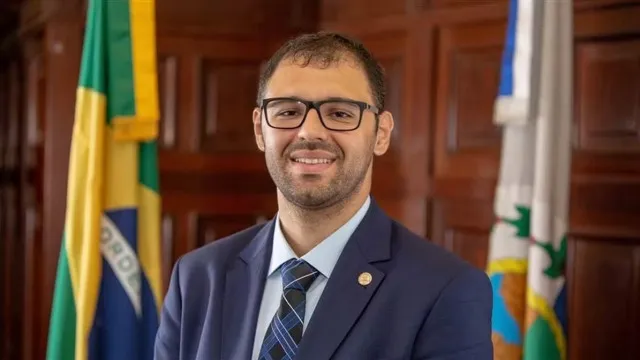 Representação simbólica de ambiente judicial com gavel, documentos e símbolos da Justiça Eleitoral, em tons neutros