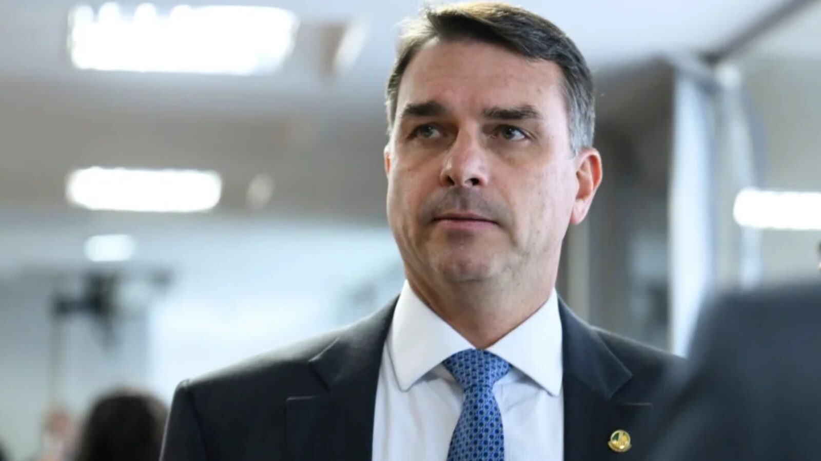 Flávio Bolsonaro é criticado por desmonte do Brasil e postura ultraneoliberal
