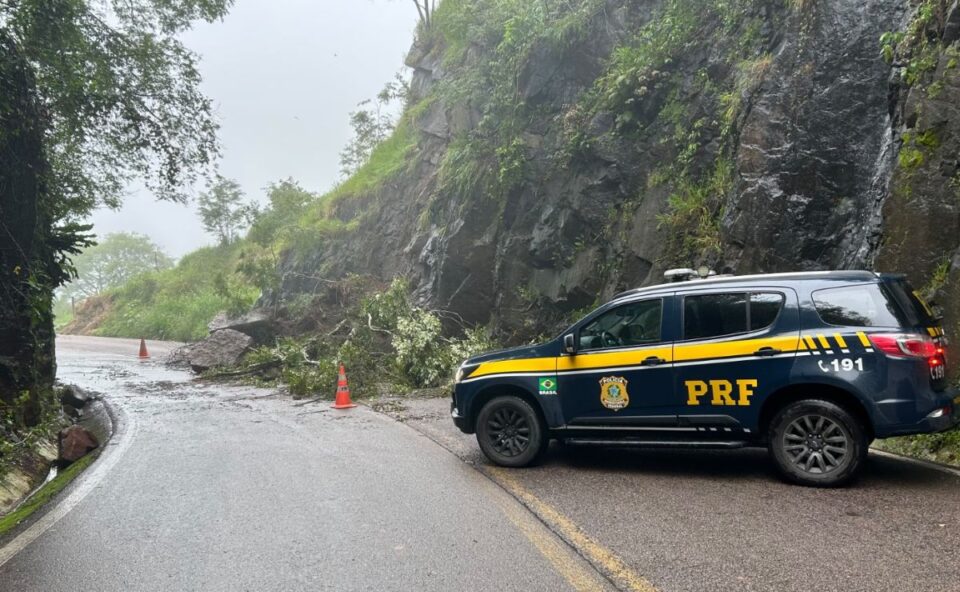 Deslizamento interdita trecho da BR-476 em Adrianópolis após chuvas