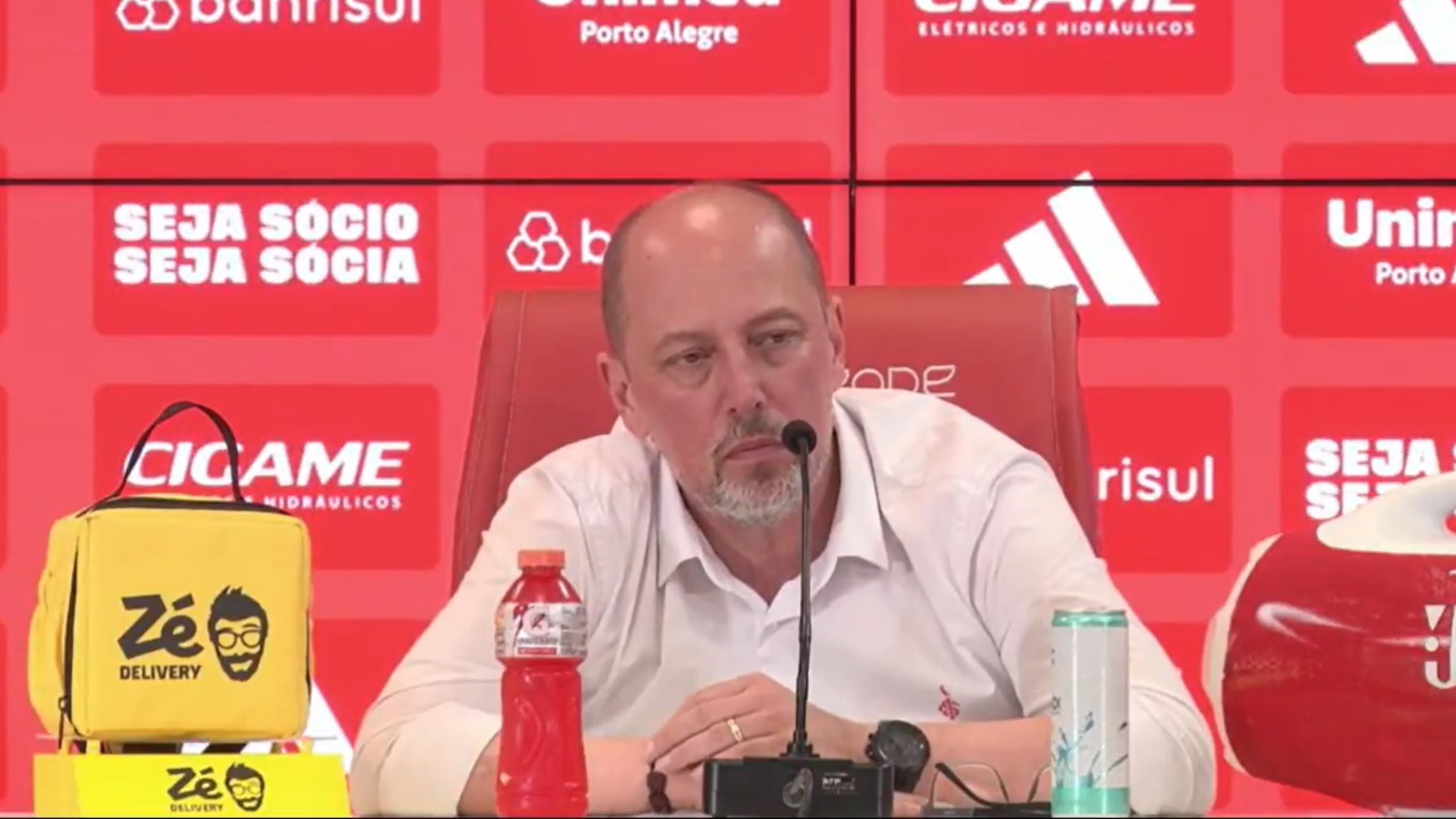 Presidente do Internacional discute com jornalista em coletiva