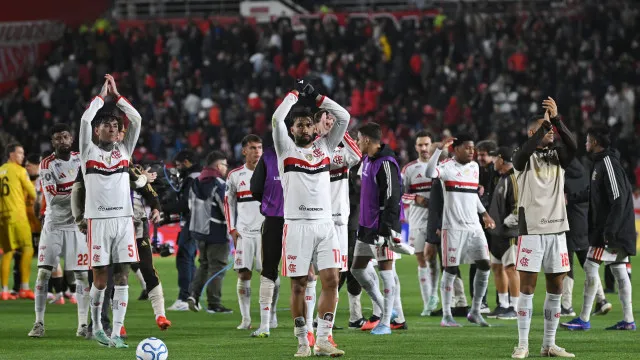 Flamengo empata sem gols com Estudiantes e decide vaga na Libertadores em casa