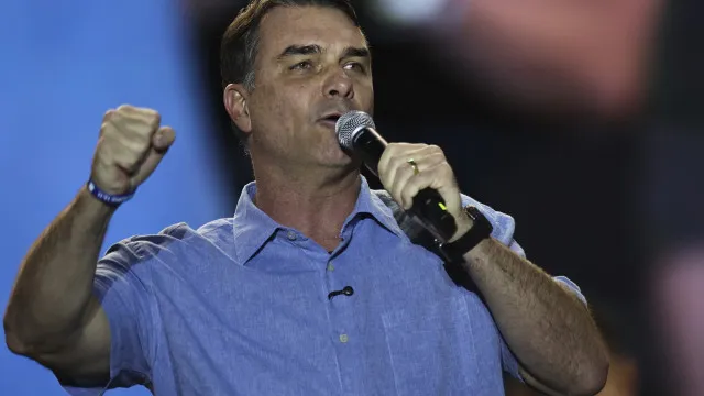 Histórico político de Flávio Bolsonaro: das controvérsias às alianças políticas