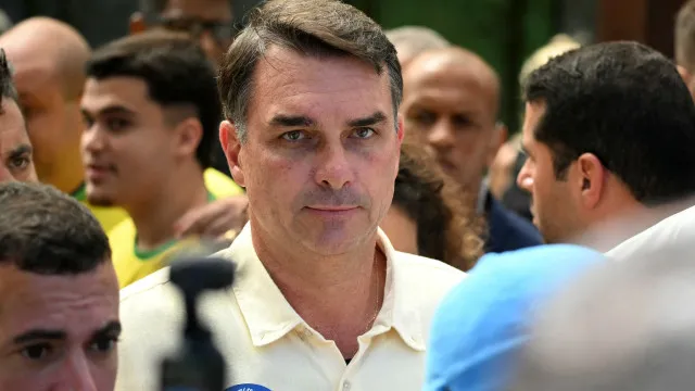 Faixa presidencial com as cores da bandeira nacional, sobre um pódio em um ambiente formal.