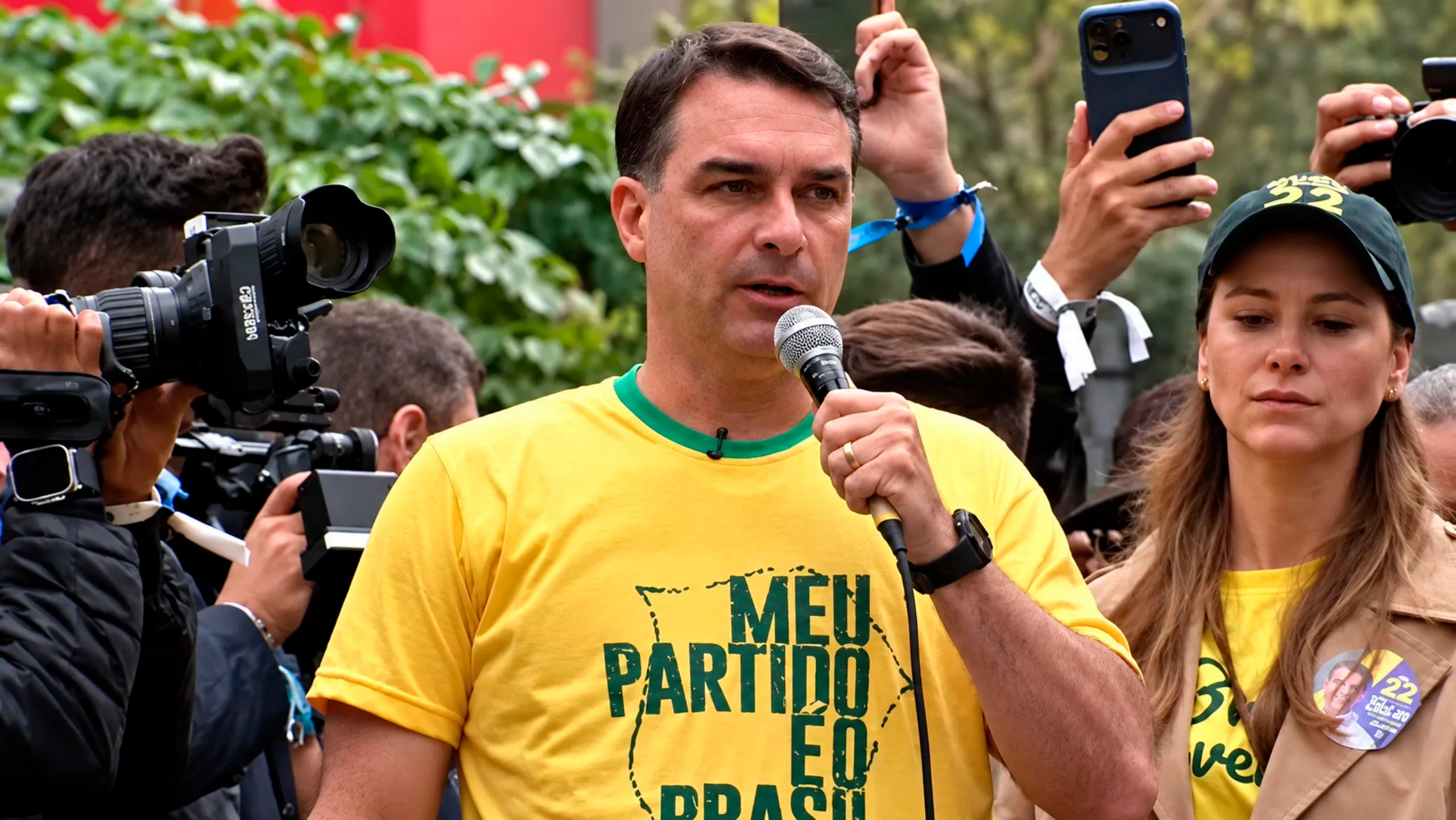 Investigação aponta vínculos de Flávio Bolsonaro com rede criminosa no Rio