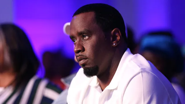 Um corredor vazio dentro de uma prisão, com luz suave vinda de uma janela