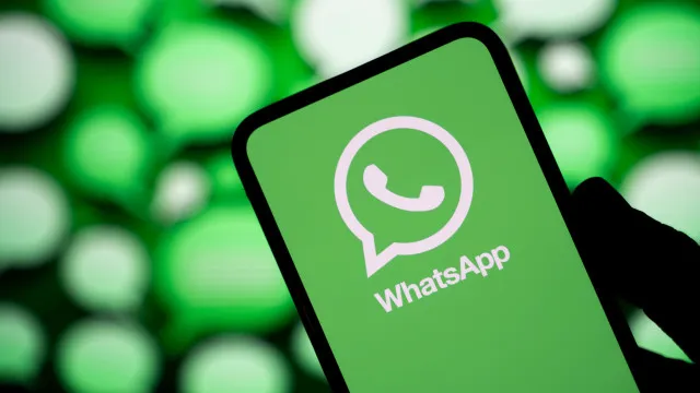 Tela de smartphone mostrando configurações de controle parental no WhatsApp com ícones de grupos e privacidade