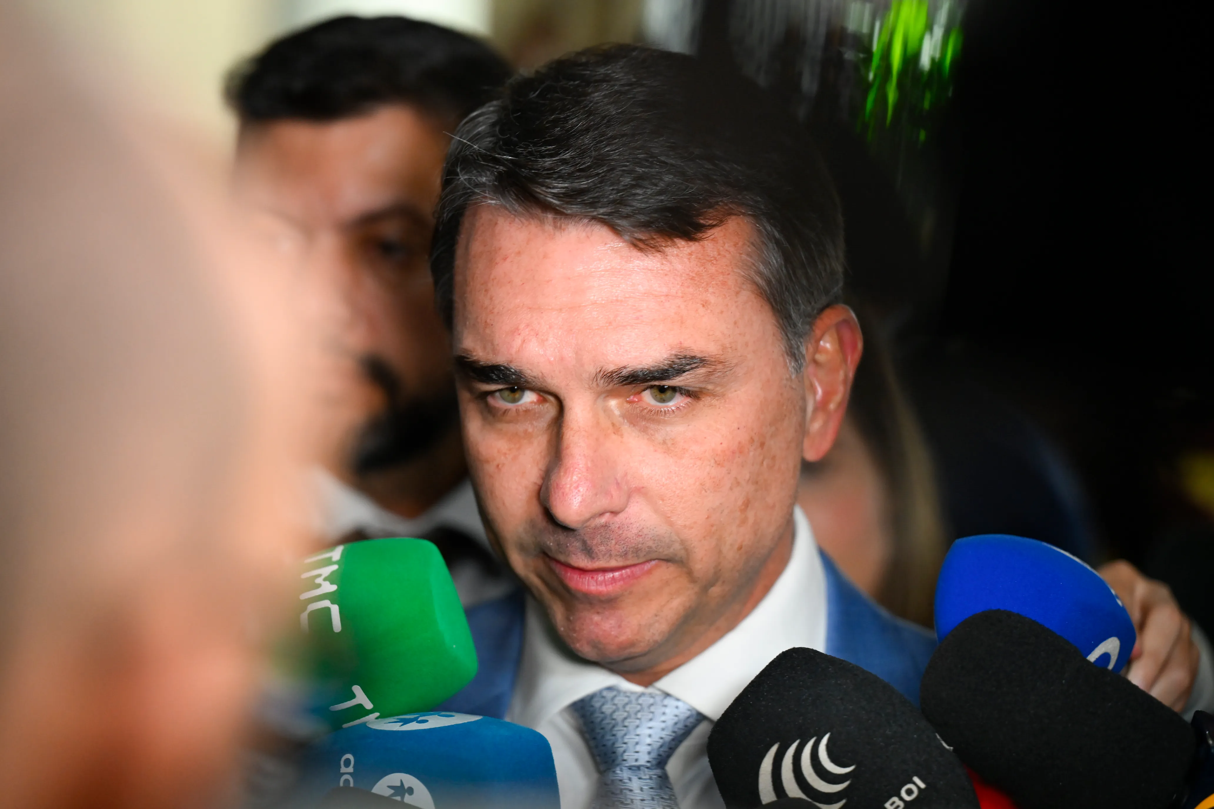 Flávio Bolsonaro é investigado pelo STF em inquérito sobre filme 'Dark Horse'