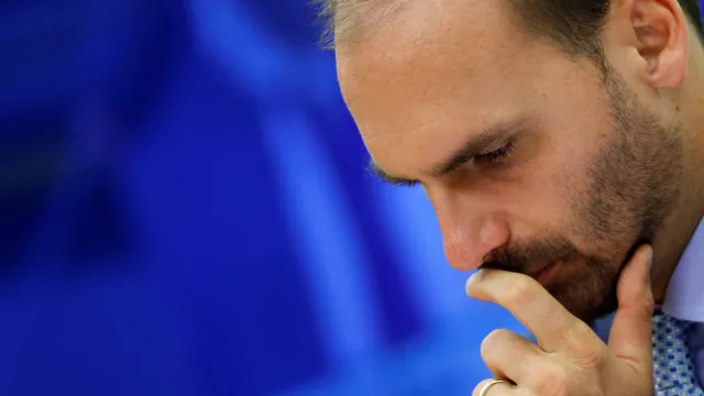 Um martelo de juiz repousando sobre uma mesa de madeira, com documentos jurídicos borrados ao fundo, simbolizando um veredito.