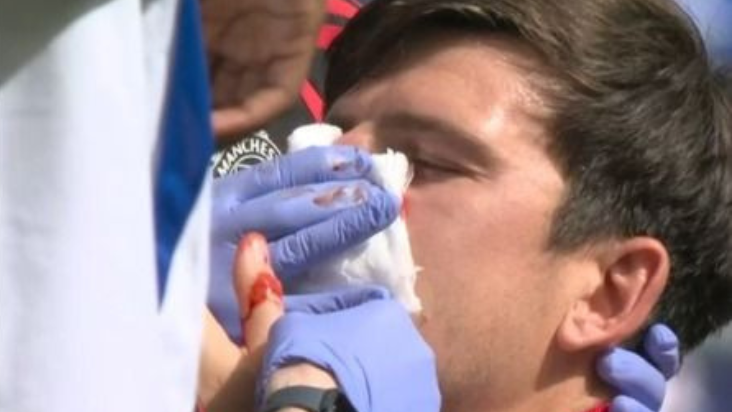 Harry Maguire sofre lesão e sangra em campo no início de jogo do Manchester United