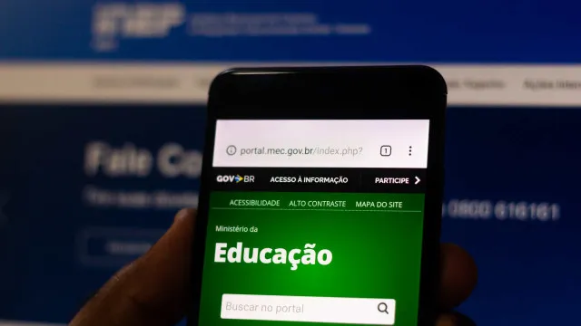 Um estudante está sentado em uma mesa de biblioteca, com livros e um laptop, em uma ilustração editorial que simboliza o estudo e as oportunidades educacionais.