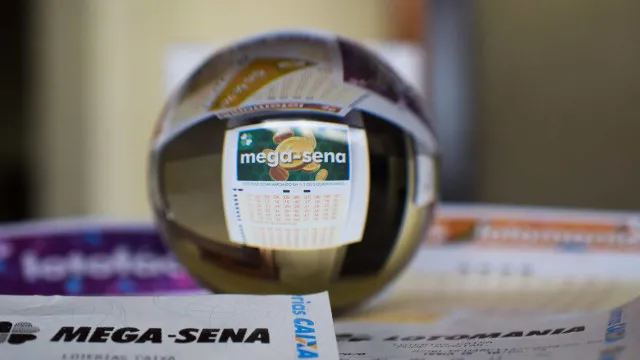 Bolas de sorteio com números em uma máquina de loteria, com iluminação profissional