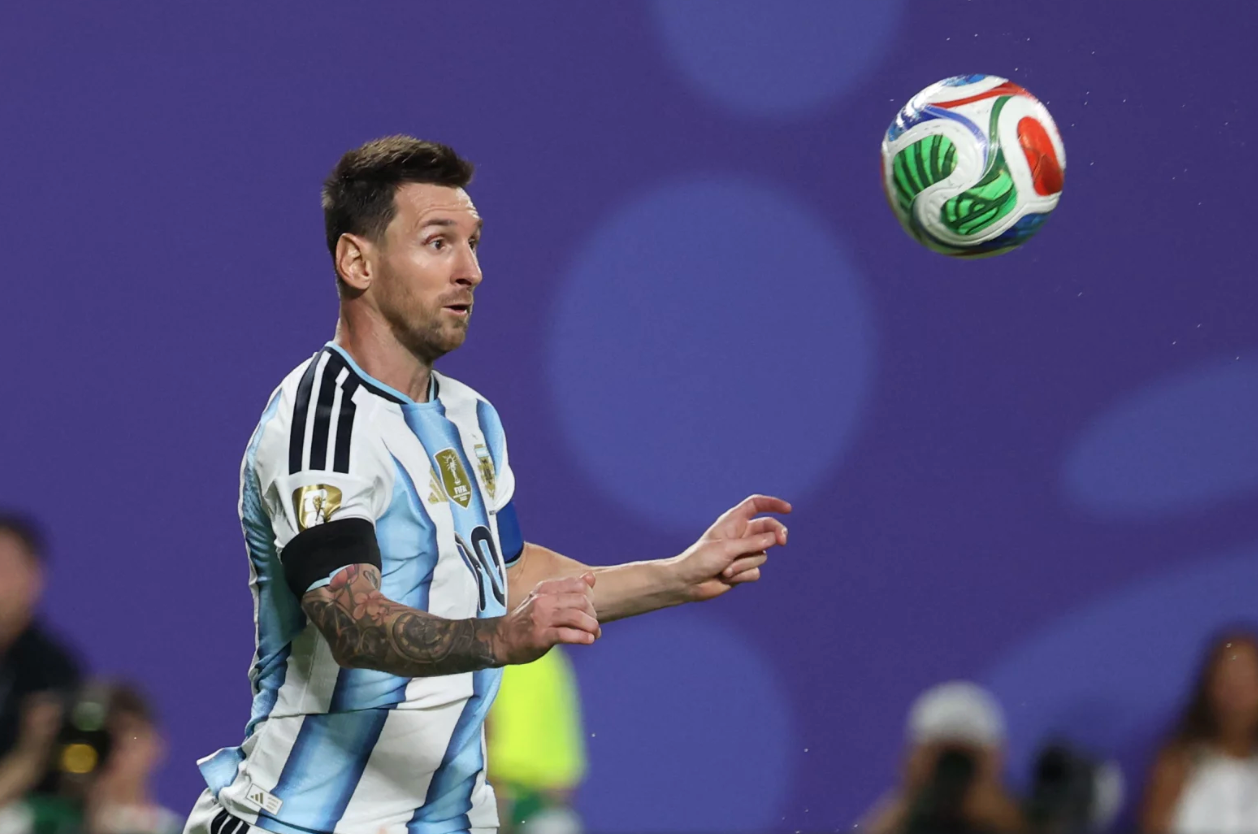 Messi chega à Argentina para último jogo pela seleção
