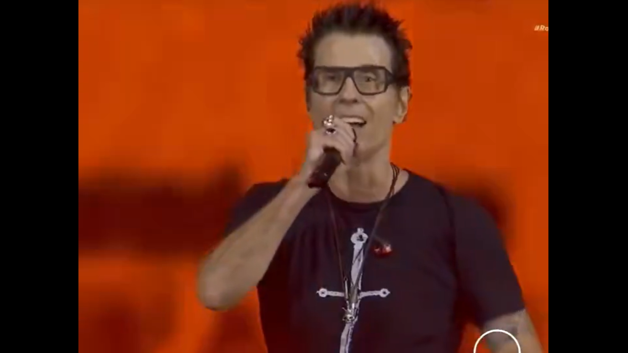 Dinho Ouro Preto dedica 'Que País É Esse' a ex-banqueiro e critica STF no Rock in Rio