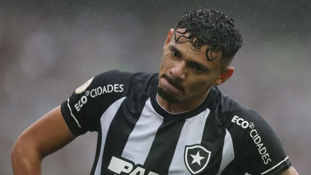 Botafogo vence Chapecoense com gol de Tiquinho Soares; Tite conquista primeira vitória