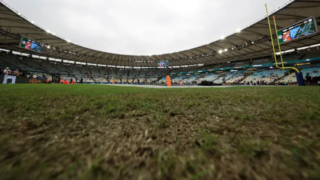 Detalhe do novo gramado sendo instalado no campo do Maracanã, com rolos de grama verde sendo posicionados