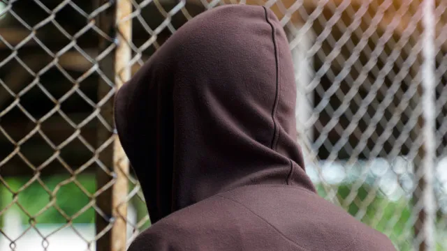 Adolescente de 13 anos é internado após atirar em amigo com arma do pai em SC