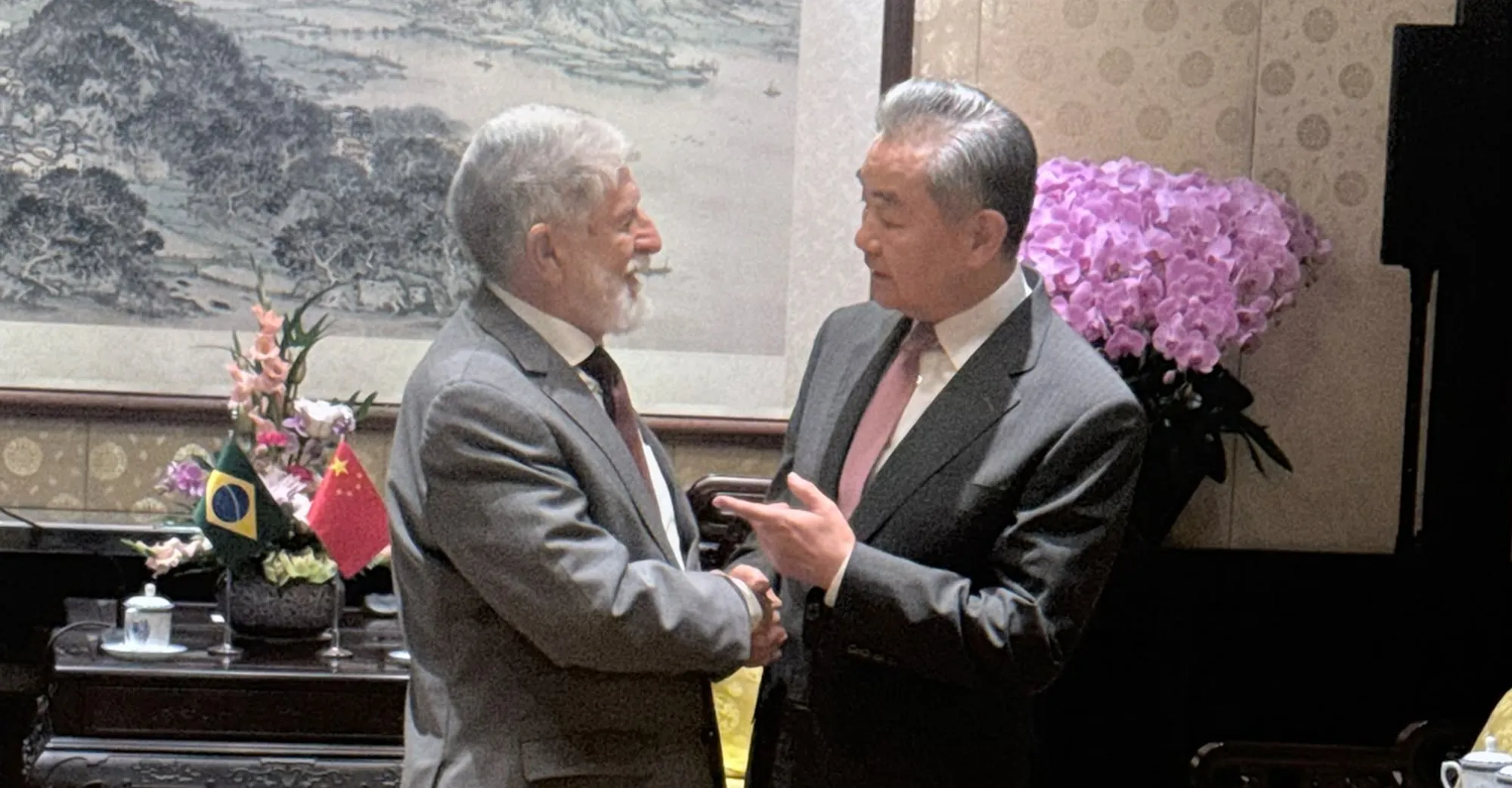 Celso Amorim entrega carta de Lula a Xi Jinping e discute relações bilaterais na China