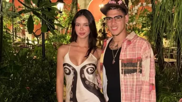 Estúdio de fotografia com roupas elegantes, produtos de maquiagem e peças de moda praia em exposição