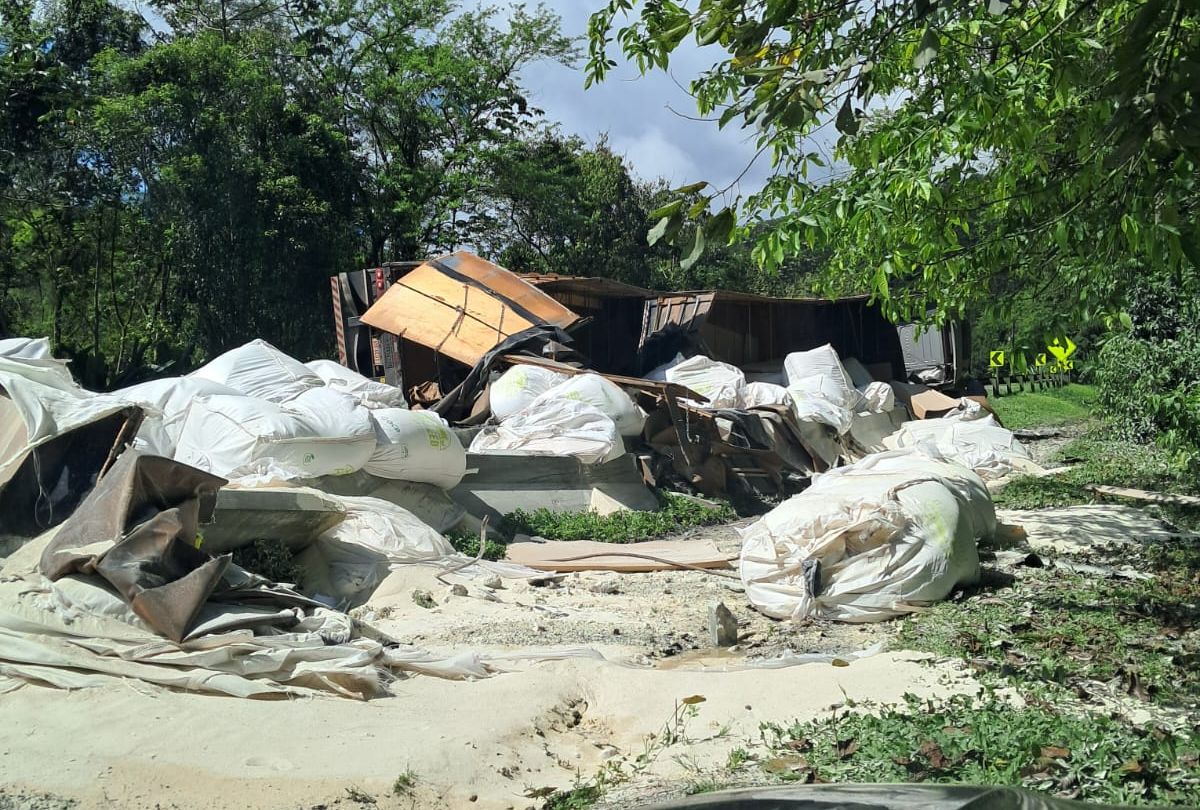BR-277 no Litoral do Paraná tem interdição parcial após tombamento de caminhão