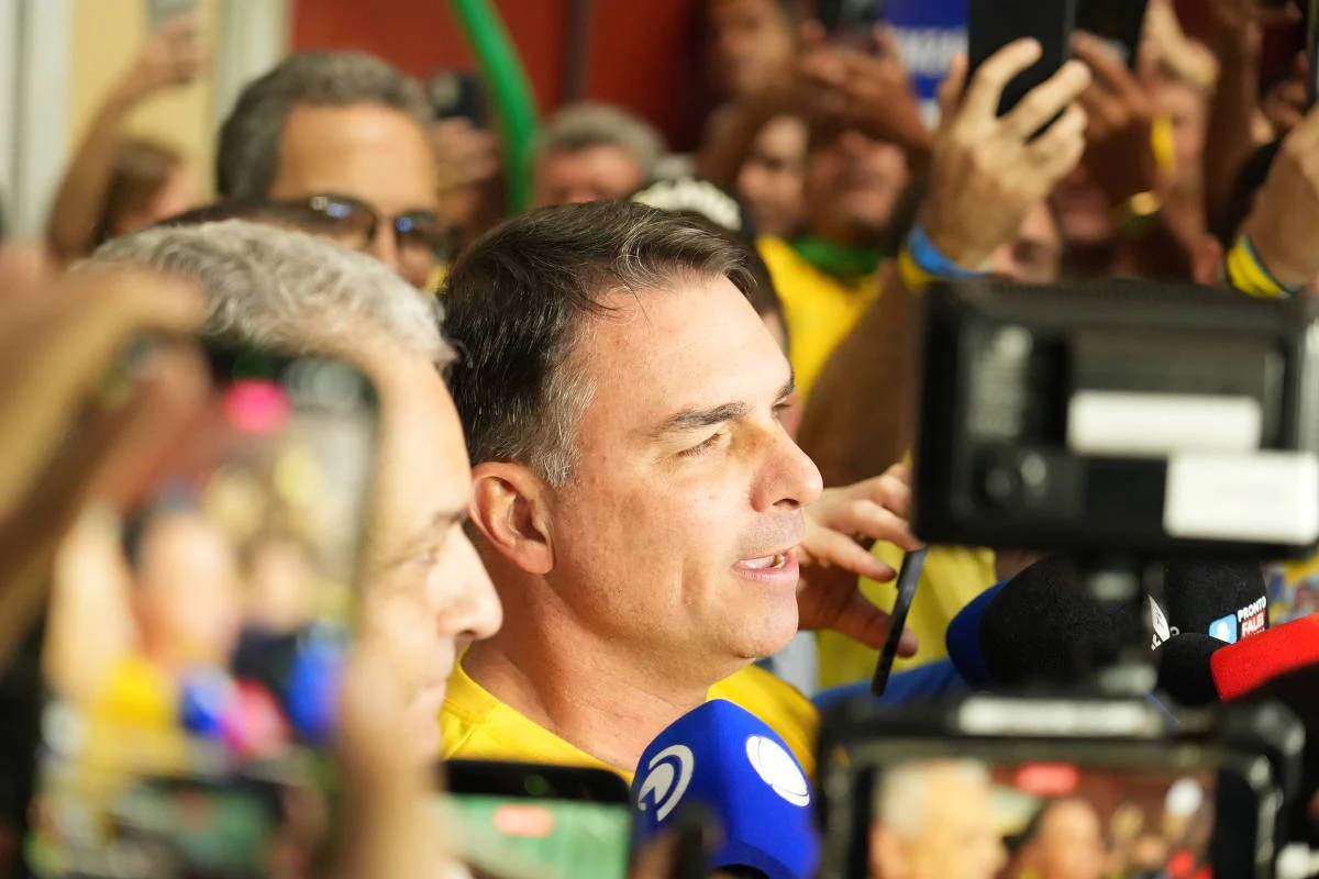 Flávio Bolsonaro enfrenta denúncia europeia por barreiras ao voto