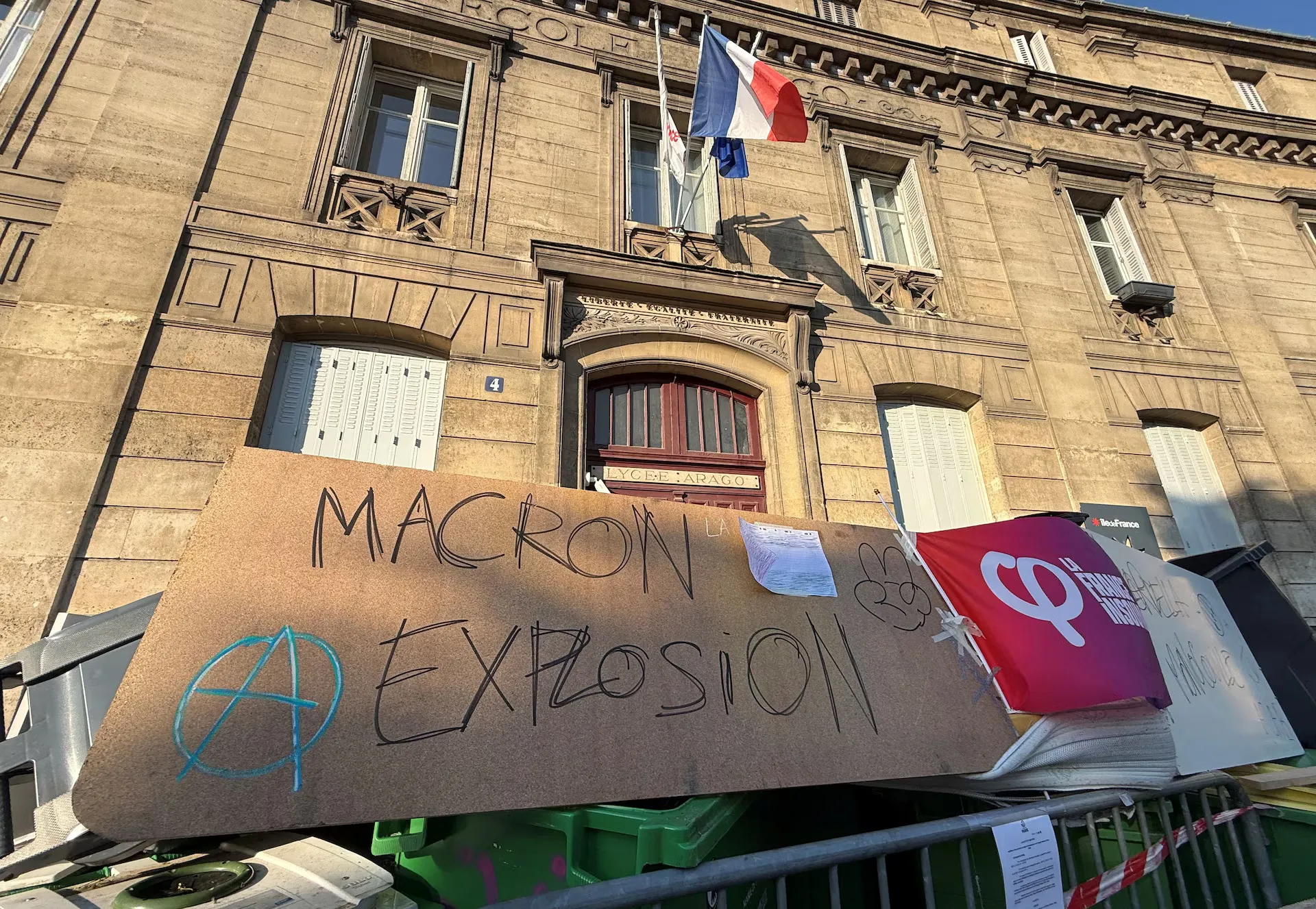 Mais de 300 mil pessoas protestam na França por melhores salários e condições de trabalho