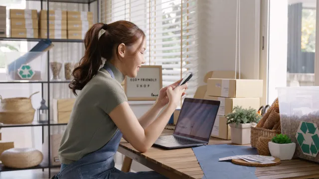 Uma ilustração que mostra um cérebro luminoso conectado a uma rede de linhas digitais, simbolizando a inteligência artificial e o fluxo de dados.