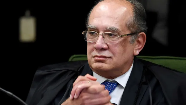 Documentos financeiros e papéis empilhados sobre uma mesa com calculadora, representando investigação de improbidade administrativa