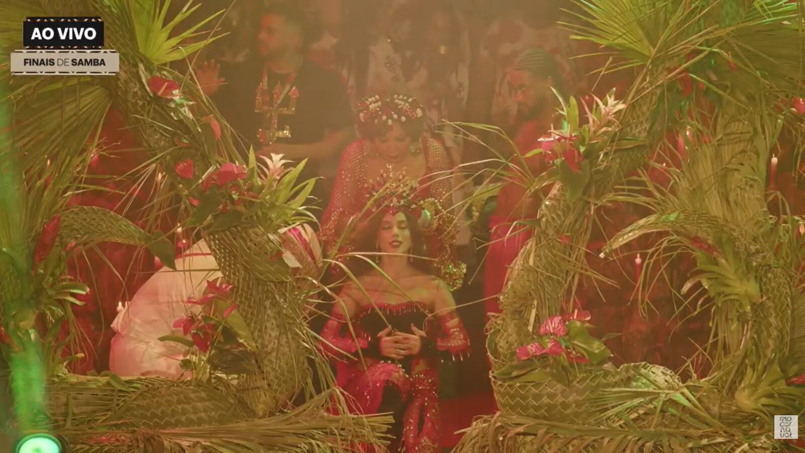 Anitta recebe coroa de Eloína, travesti pioneira que foi rainha de bateria em 1976