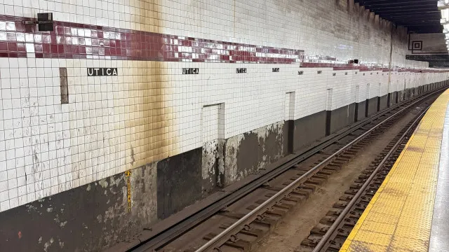 Homem morre após sacola ficar presa em porta de metrô em Nova York