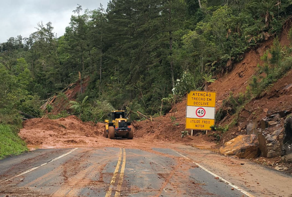 Chuvas provocam bloqueios em várias estradas do Paraná